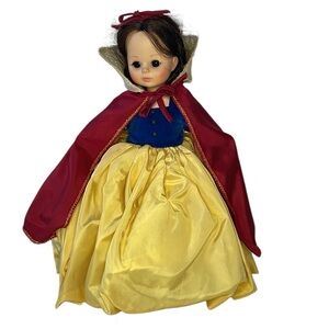 Madame Alexander Snow White Walt Disney doll. Vintage from the 70s.‎